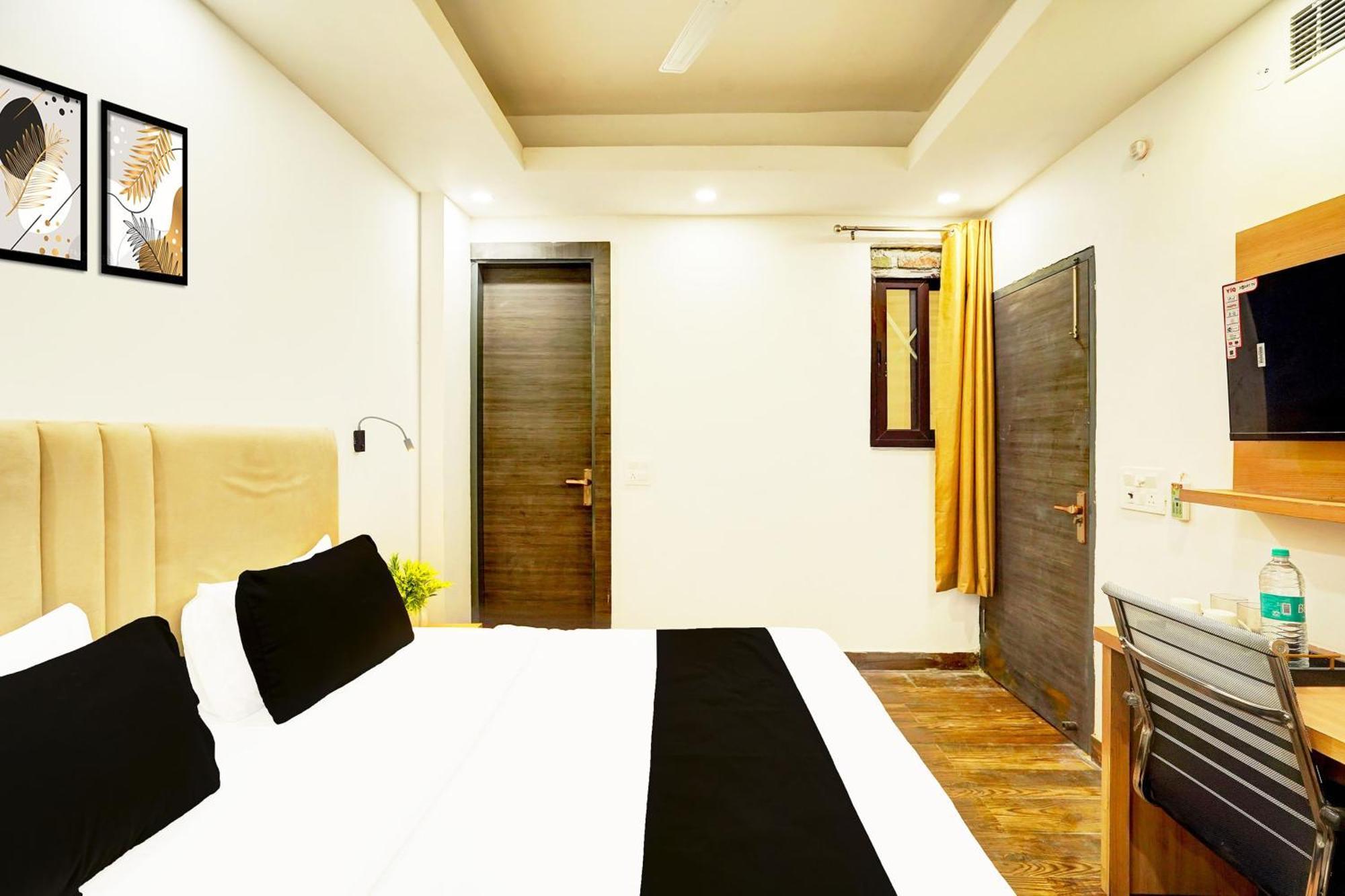 ホテル Super Townhouse Sector 104 ノイダ エクステリア 写真
