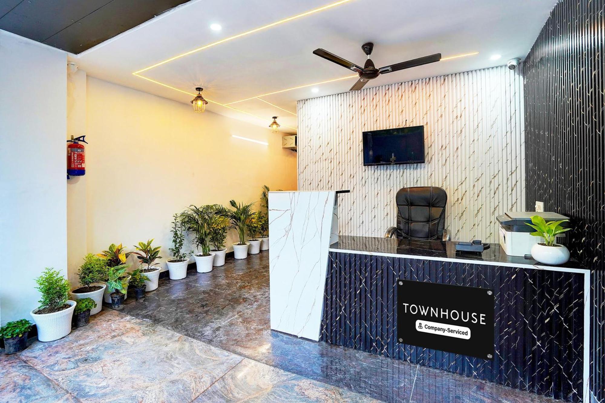 ホテル Super Townhouse Sector 104 ノイダ エクステリア 写真
