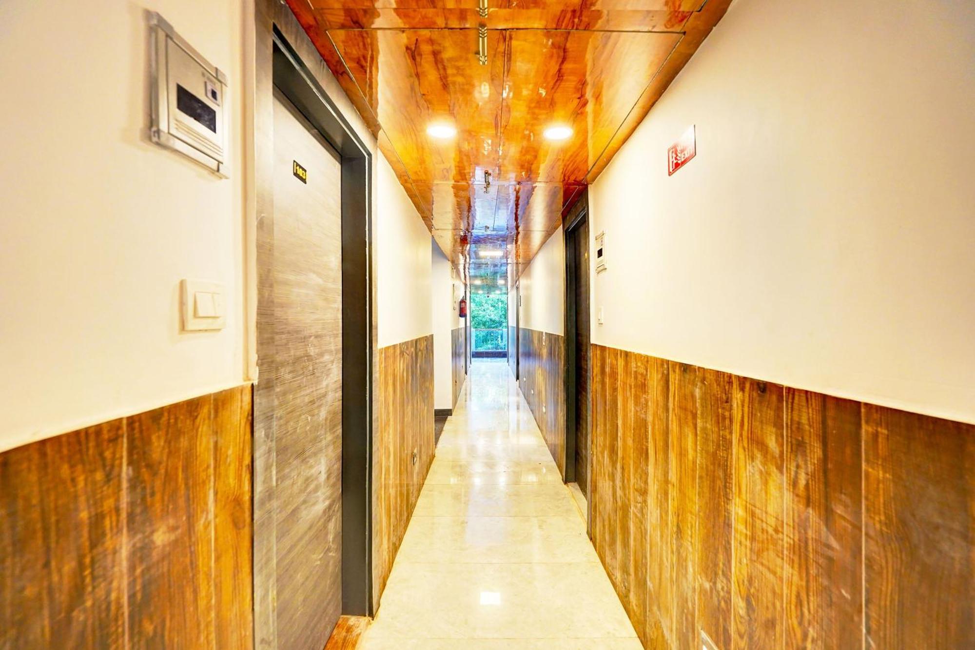 ホテル Super Townhouse Sector 104 ノイダ エクステリア 写真