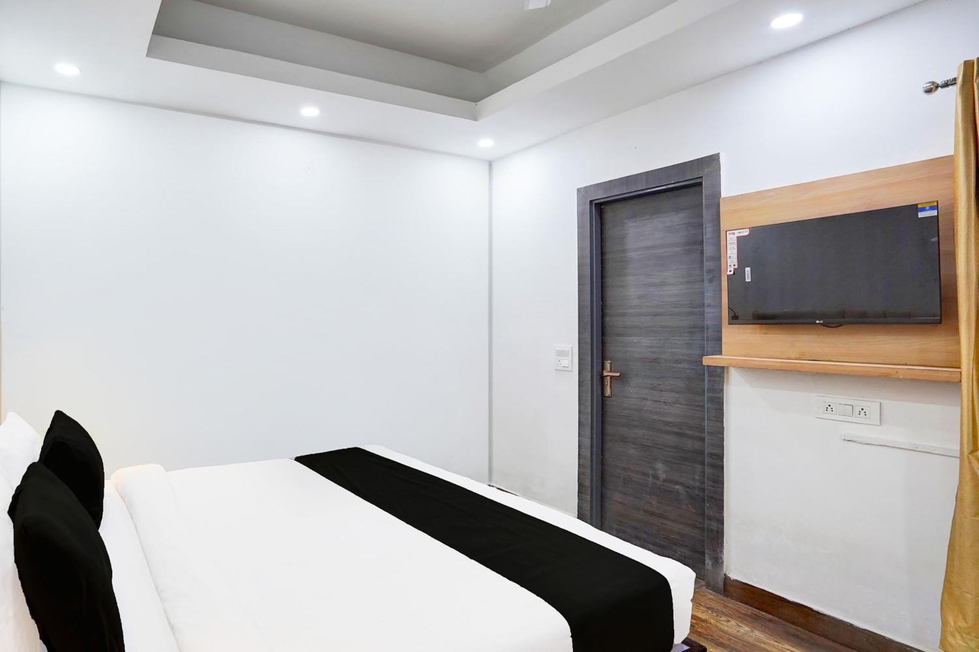 ホテル Super Townhouse Sector 104 ノイダ エクステリア 写真